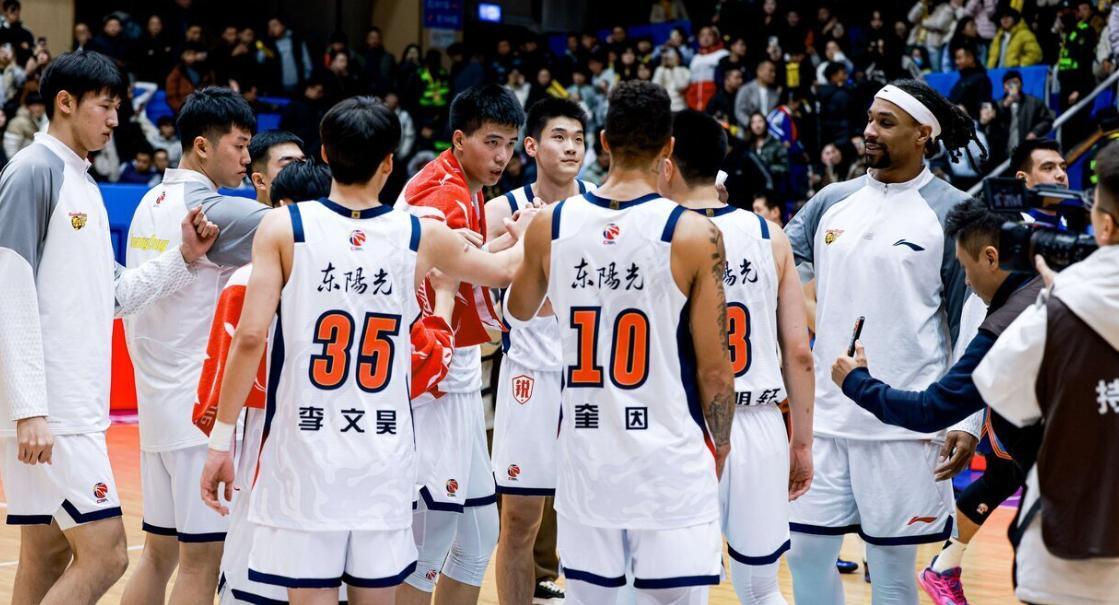 开云中国-大胜28分广东收4好1坏消息！胡队有了靠谱僚机，徐杰又出现新伤情