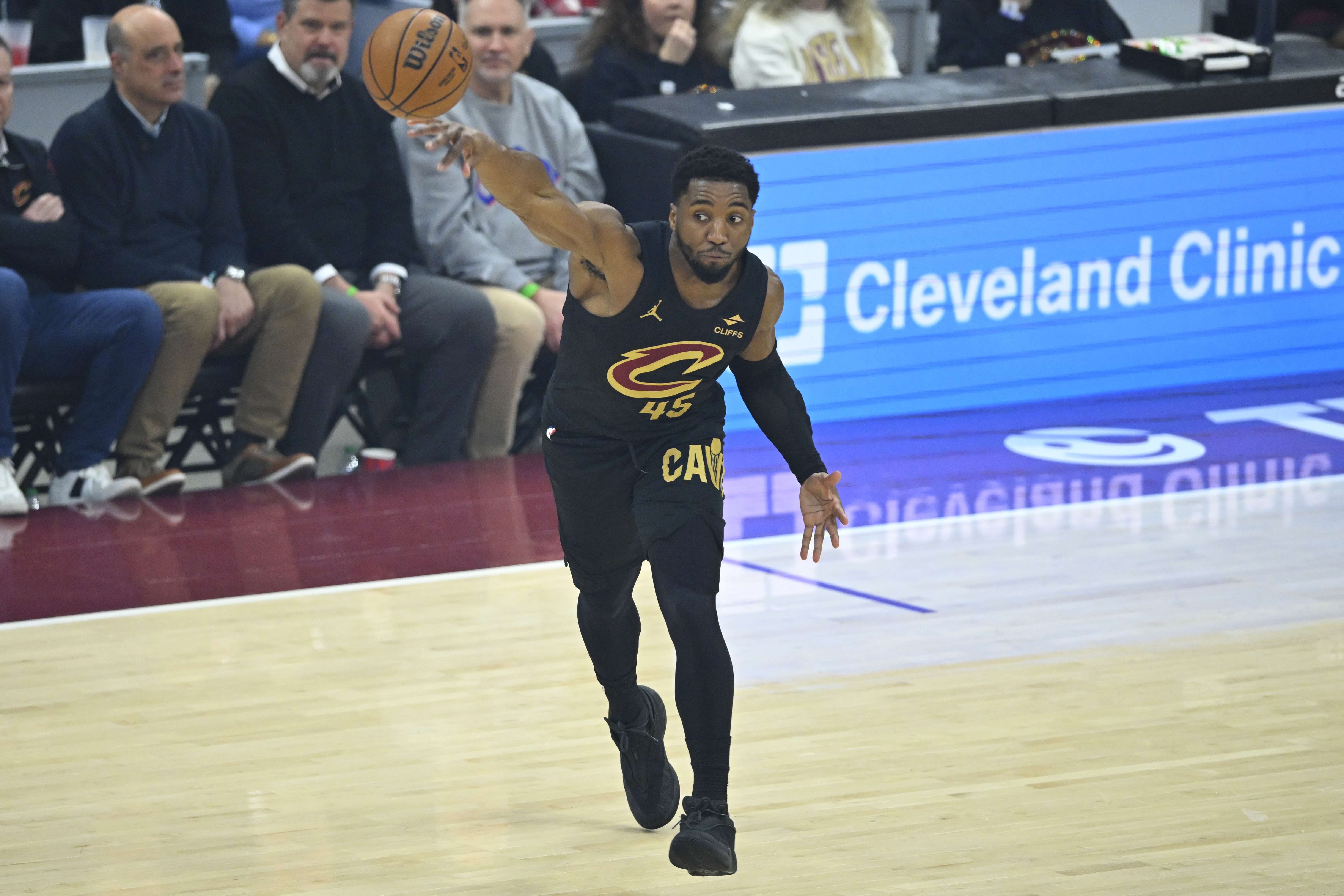 开云中国-明日继续缺战活塞！队记：米切尔预计会在对阵绿军的比赛中复出