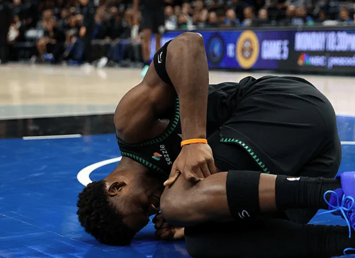 开云手机注册-早日康复！爱德华兹膝盖受伤退场，投篮8中1得到5分3篮板